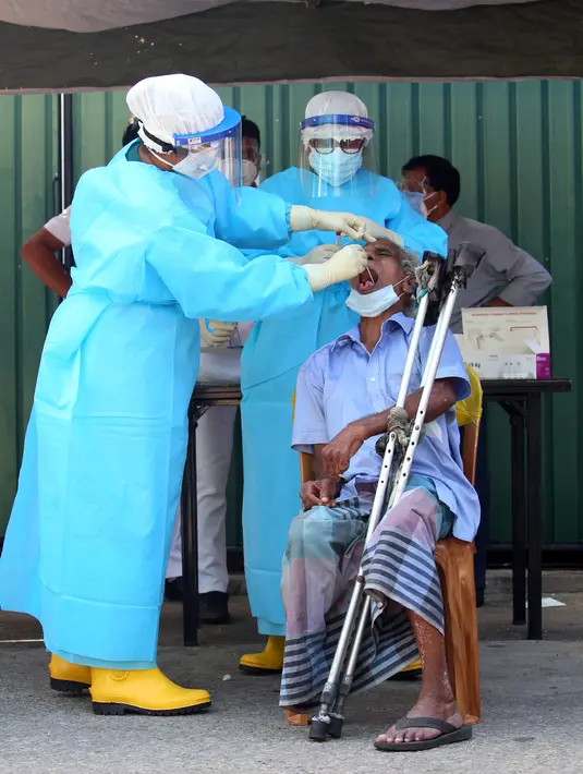 Petugas mengambil sampel usap (swab) dari warga untuk Tes Cepat Antigen COVID-19 di Wellawatta, Kolombo, pada 8 Desember 2020. Jumlah pasien positif COVID-19 di Sri Lanka telah melampaui angka 28.000 pada Selasa (8/12) usai lebih dari 600 pasien terdeteksi pada hari sebelumnya. (Xinhua/Ajith Perera)