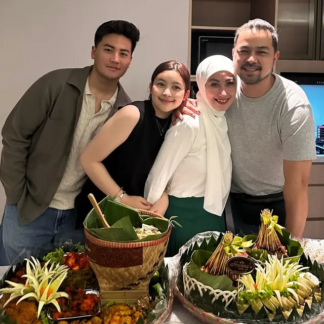 Cuci dan Cium Kaki Ibunda, Ini 6 Momen Ultah Annisa Trihapsari yang Sederhana