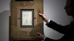 Tampilan belakang gambar sketsa karya Leonardo da Vinci sebelum dilelang di rumah lelang Tajan di Paris, Prancis (13/12). Sebuah sketsa lukisan yang diyakini dibuat oleh Leonardo da Vinci ditemukan di Paris. (AFP/Philippe Lopez)