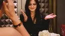 Sedangkan, Cut Tary sendiri tampil dengan siluet pakaian blazer dengan aksen bawahan sequin blink-blink. Dengan riasan wajah blod mengaplikasikan lipstik coklat dan riasan mata eyeshadow hitam.[@cuttaryofficial]