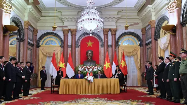 Presiden Jokowi dan Presiden Vietnam Trần Đại Quang menyaksikan penandatangan kesepakatan di Istana Kepresidenan Vietnam, Hanoi, Selasa (11/9). (Foto: BPMI)