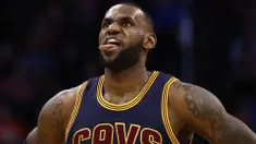 Pebasket Cleveland Cavaliers, LeBron James, tampak kecewa usai kalah dari Oklahoma City Thunder pada laga NBA di Chesapeake Energy Arena, Oklahoma, Amerika Serikat, Kamis (9/2/2017). (EPA/Larry W. Smith)