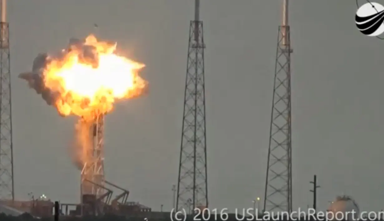 Roket tanpa awak SpaceX Falcon 9 meledak saat uji coba peluncuran di Cape Canaveral, Florida, Amerika Serikat, Kamis (1/9). Ledakan mengakibatkan hancurnya roket dan satelit yang seharusnya akan diorbitkan pada 3 September besok. (Launch Report/REUTERS)