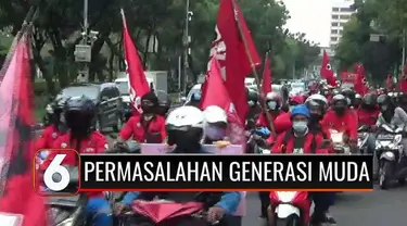 Peringatan Sumpah Pemuda Ke-93, buruh dan mahasiswa gelar aksi unjuk rasa. Dalam aksinya, mereka menyoroti masalah yang dihadapi generasi muda di masa pemerintahan Jokowi-Maruf, dari PHK hingga sulitnya akses pendidikan.