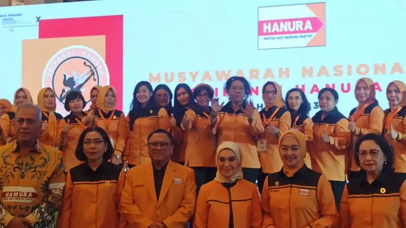 Ketua Umum Partai Hanura Oesman Sapta Odang (Oso) mengukuhkan kepengurusan Dewan Pimpinan Pusat (DPP) Srikandi Hanura dan Laskar Muda Hanura (Lasmura) di Hotel Royal Kuningan, Jakarta, Kamis (21/9/2023).