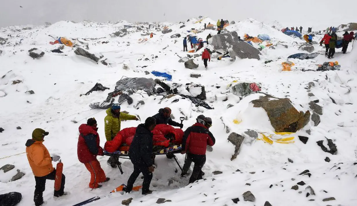 Tim Penyelamat membawa para pendaki gunung yang menjadi korban akibat gempa berkekuatan 7.8 skala Richter yang melanda Nepal, Sabtu (25/4/2015). (AFP Photo/Roberto Schmidt)