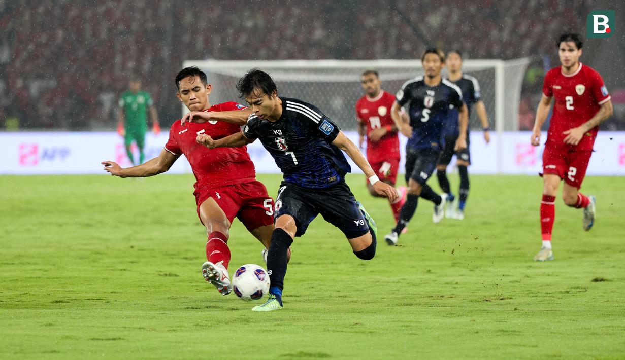 <p>Pemain Timnas Indonesia, Rizky Ridho, berebut bola dengan pemain Jepang,,&nbsp;Kaoru Mitoma pada Kualifikasi Piala Dunia 2026 Zona Asia di Stadion Gelora Bung Karno, Senayan, Jakarta, Jumat (15/11/2024) malam WIB. (Bola.com/Abdul Aziz)</p>