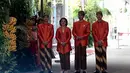 Presiden Joko Widodo (Jokowi) didampingi Ibu Negara, Iriana serta Gibran Rakabuming dan Kaesang Pangarep menunggu tamu yang pulang dari kediamannya di Jalan Kutai Utara, Solo usai prosesi siraman Kahiyang Ayu, Selasa (7/11). (Liputan6.com/Angga Yuniar)