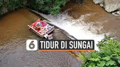 Ada-ada saja aksi seorang pemuda yang dikenal sebagai seorang seniman 'Photocrazy' dari Magelang ini. Ia dengan santainya tidur di tengah aliran sungai, lengkap menggunakan dipan kayu dan ada pula televisi.