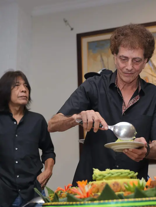 12 lagu akan disuguhkan dalam album barunya. Grup musik rock legendaris ini akan mendaur ulang sembilan lagu lama dan tiga lagu baru. (Andy Masela/Bintang.com)