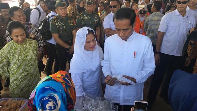 Presiden Joko Widodo (Jokowi) Menilik produk nasabah Mekaar di Magetan, Jawa Timur, Jumat (1/2/2019).