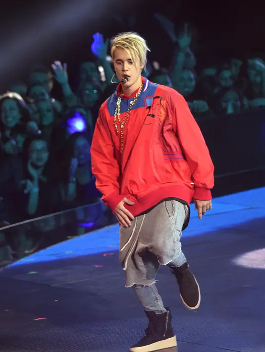 Justin tak suka dengan sikap penggemarnya yang selalu berkomentar tidak sedap kepada Sofia. Justin pun mengancam penggemarnya dengan menghapus akun instagramnya agar tak bisa diketahui keberadaannya. (AFP/Bintang.com)