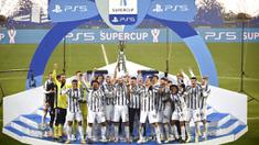 Para pemain Juventus melakukan selebrasi usai menjuarai Piala Super Italia di Stadion Mapei, Rabu (20/1/2021). Juventus menang dengan skor 2-0 atas Napoli. (Massimo Paolone/LaPresse via AP)