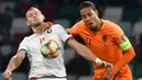 Striker Belarusia, Denis, Laptev, berebut bola dengan bek Belanda, Virgil Van Dijk, pada laga Kualifikasi Piala Eropa 2020 di Minsk, Minggu (13/10). Belarusia kalah 1-2 dari Belanda. (AFP/Sergei Gapon)