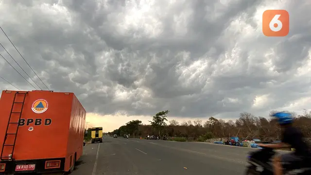 Awan tebal di langit Kalimantan Selatan Kalsel beberapa hari lalu