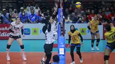 Pemain Bandung Bjb Tandamata, Madeline Jazmin Guillen Paredes (kanan) melakukan spike ke arah pemain Jakarta BIN pada laga Final Four PLN Mobile Proliga 2023 yang berlangsung di GOR Jatidiri, Semarang, Jawa Tengah, Sabtu (04/03/2023) malam WIB. Jakarta BIN menang tiga set langsung dengan skor 30-28, 26-24, dan 25-15. (Dok. Proliga 2023)