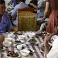 Sejumlah hidangan tersaji di atas meja restoran khusus anjing, Pyongyang House of Sweet Meat di Korea Utara, Rabu (25/7). Dikenal dengan nama dangogi, daging anjing telah lama diyakini masyarakat Korea sebagai makanan penambah stamina. (AP/Dita Alangkara)