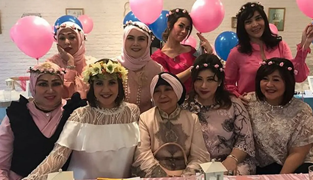 Terlihat di akun Instagramnya, beberapa waktu lalu Andi Soraya baru saja menggelar acara baby shower, yang pastinya juga menjadi hadiah di usia kandungannya yang sudah menginjak tujuh bulan. (Instagram/andisorayabeatrix)