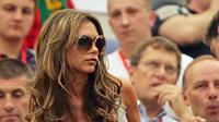 Istri David Beckham, Victoria, ketika mendukung Timnas Inggris pada Piala Dunia 2006. (AFP/Adrian Dennis)