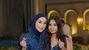 Dress denim tersebut senada dengan ibundanya yang mengenakan jaket crop denim. Wajah Arlova pun dipulas riasan natural mengaplikasikan lipstik nude. Rambut panjang coklatnya dibiarkan terurai belah dua. [@erintaulany]