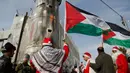 Pengunjuk rasa berkostum sinterklas (Santa Claus) berhadapan dengan polisi perbatasan Israel dalam demonstrasi di Bethlehem, Tepi Barat, 23 Desember 2017. Protes terkait pengakuan Donald Trump atas Yerusalem sebagai Ibu Kota Israel. (AP/Nasser Shiyoukhi)