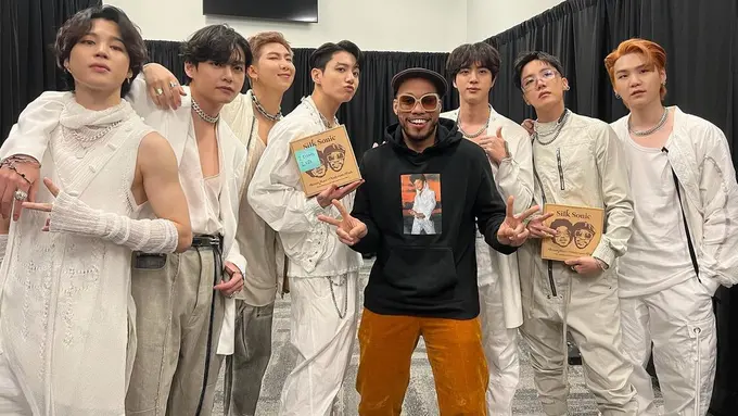 Anderson Paak bersama ketujuh member BTS di backstage