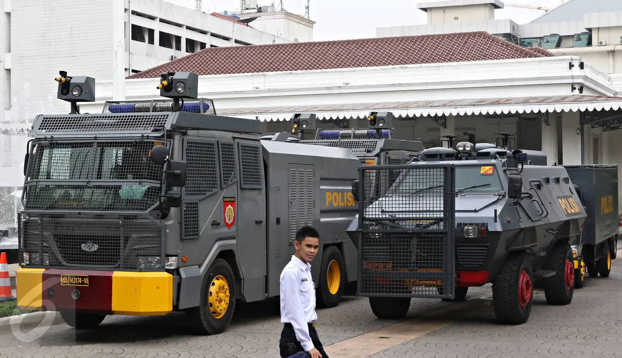 Kendaraan taktis disiagakan saat unjuk rasa dua elemen masyarakat di depan Balai Kota DKI Jakarta, Rabu (20/4). Unjuk rasa tersebut mendesak Ahok  untuk menghentikan proyek reklamasi di Teluk Jakarta dan penggusuran warga. (Liputan6.com/Immanuel Antonius)