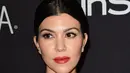 Kourtney Kardashian kerap marah ketika ia dijumpai dan ditanya oleh para paparazi tentang rumor yang beredar perselingkuhan Scott dan Kendall Jenner. (AFP/Bintang.com)