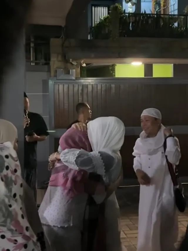 6 Potret Ayu Ting Ting Sambut Orangtua Pulang Haji, Penuh Haru Bahagia