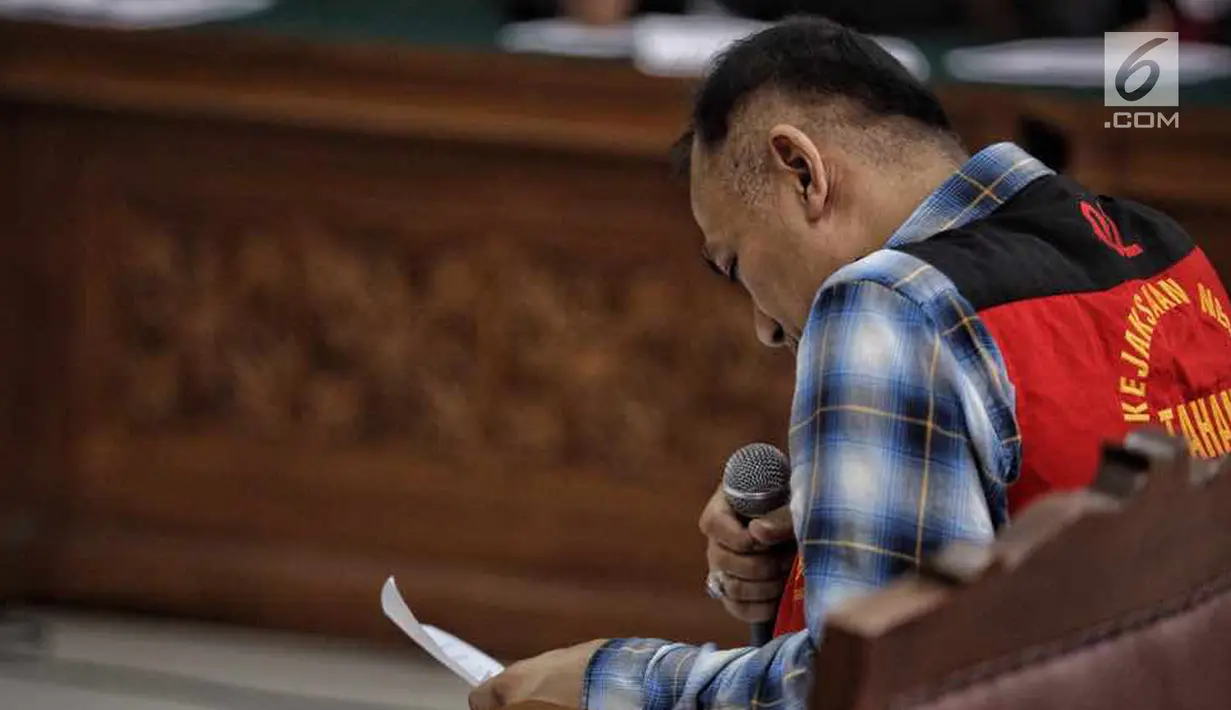 Aktor Tio Pakusadewo membacakan pledoi dalam sidang lanjutan kasus narkoba di Pengadilan Negeri Jakarta Selatan, Kamis (28/6). Tio membacakan langsung nota pembelaan dalam persidangan. (Liputan6.com/Faizal Fanani)