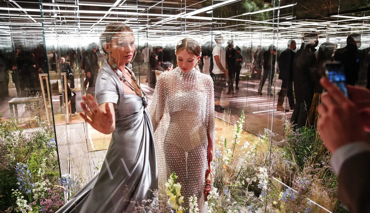 Model Kate Moss (kiri) dan putrinya Lila Grace Moss mengenakan busana kreasi Fendi's Spring-Summer 2021 Haute Couture dalam acara Paris Fashion Week di Paris, Prancis, Rabu (27/1/2021). Paris Fashion Week 2021 diramaikan oleh deretan model ternama dunia. (AP Photo/Francois Mori)