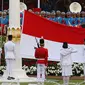 Pasukan Pengibar Bendera Pusaka (Paskibraka) bersama Pasukan Pengamanan Presiden (Paspampres) menurunkan Bendera Merah Putih pada Upacara Penurunan Bendera HUT ke-72 Kemerdekaan RI di Istana Merdeka, Jakarta, Kamis (17/8). (Liputan6.com/Pool)