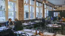 Pengunjung menikmati makanan di Melbourne Restaurant Chin Chinyang populer di Melbourne, Australia, Rabu (28/10/2020). Restoran-restoran dan kafe di Melbourne diizinkan untuk dibuka lagi setelah pemberlakuan lockdown yang ketat akibat Covid-19.  (AP Photo/Asanka Brendon Ratnayake)