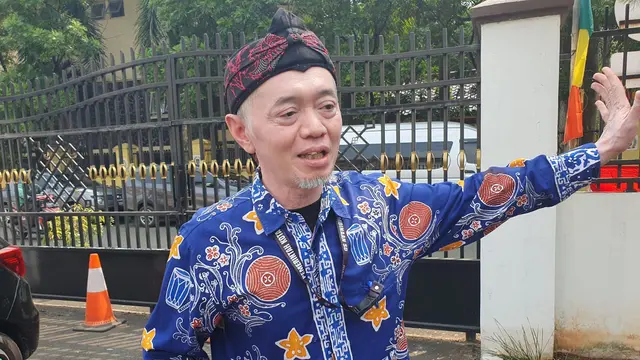 Sekretaris Dinas Pendidikan Kota Depok, Sutarno usai mendatangi Kejari Kota Depok.
