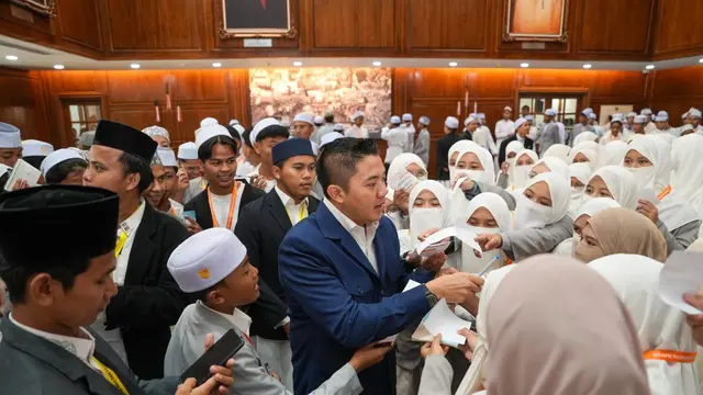 Seskab Teddy Sambut 300 Santri di Istana Kepresidenan