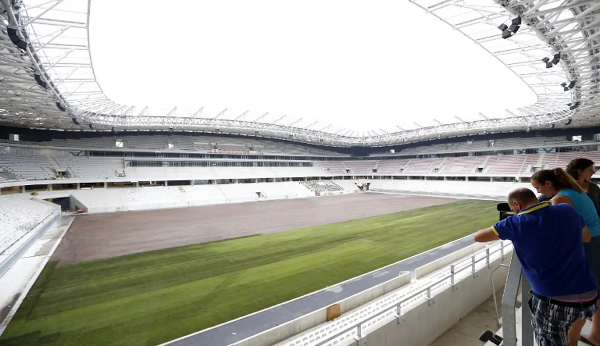 Tampak beberapa orang sedang memotret keadaan dalam lapangan Nice Stadium tyang akan digunakan untuk UERO 2016 mendatang, Senin (20/04/2015).