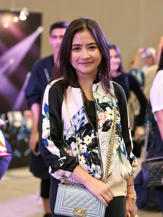 Artis cantik pelantun Sahabat Hidup itu terlihat diantara ribuan yang didominasi remaja putri yang memadati area Indonesia Convention Exhibition (ICE) BSD pada Sabtu (23/7) malam. (Adrian Putra/Bintang.com)