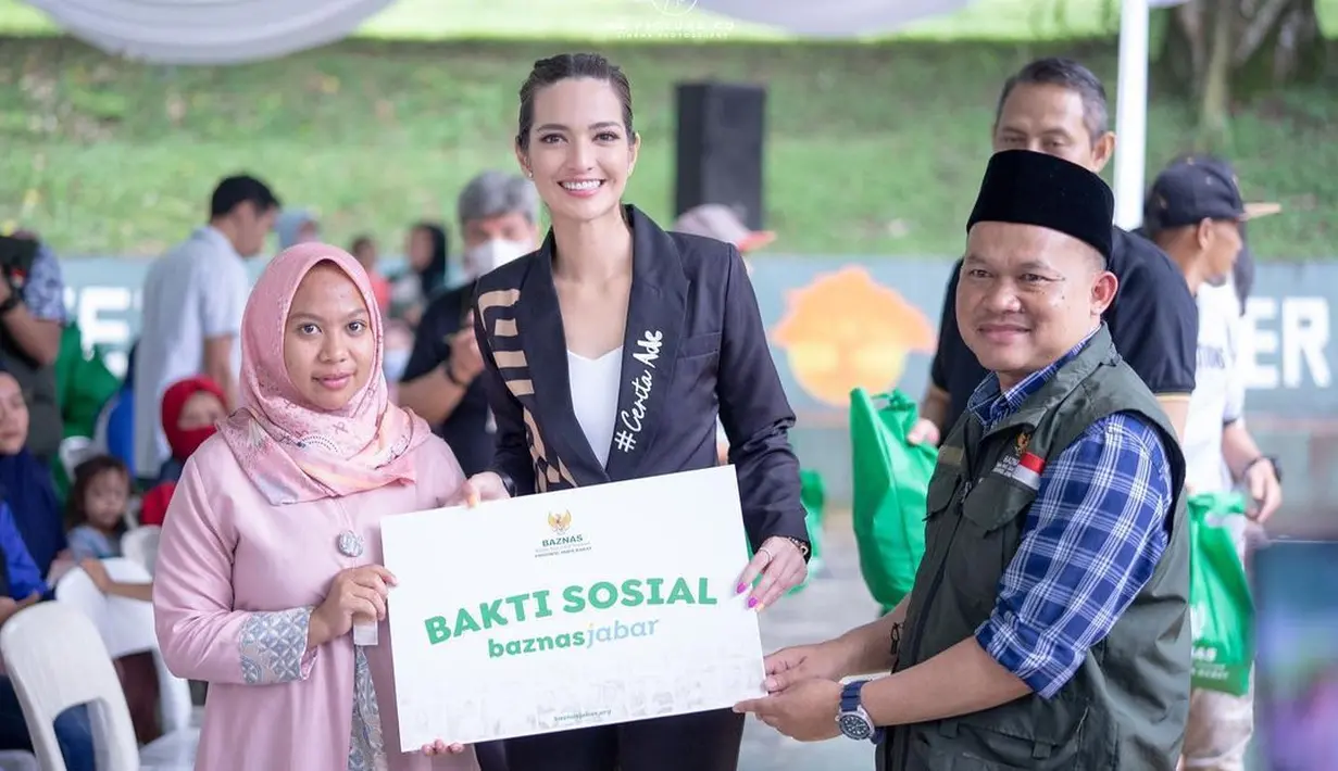 Blazer ini dipadukan dengan celana panjang hitam dan heels putih. Secara tidak langsung, outfit ini memperlihatkan tubuh ideal Nia Ramadhani [instagram/ramadhaniabakrie]