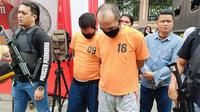 Dua kurir narkoba yang kedapatan Polresta Pekanbaru menyimpan 64,6 kilogram sabu untuk diedarkan di Pekanbaru. (Liputan6.com/M Syukur)