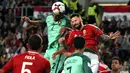 Bek Portugal, Bruno Alves, duel udara dengan bek Hongaria, Tamas Kadar, pada laga Kualifikasi Piala Dunia 2018 di Stadion Groupama, Minggu (3/9/2017). Portugal menang 1-0 atas Hongaria. (AFP/Attila Kisbenedek)