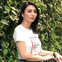 Meski hanya menggunakan kaos berlengan pendek dengan aksesoris tambahan sebuah jam tangan tetap mampu membuat penampilan Tyas terlihat cantik. Kamu juga bisa meniru gaya santai Tyas Mirasih dalam berbusana.  (Liputan6.com/IG/@tyasmirasih)