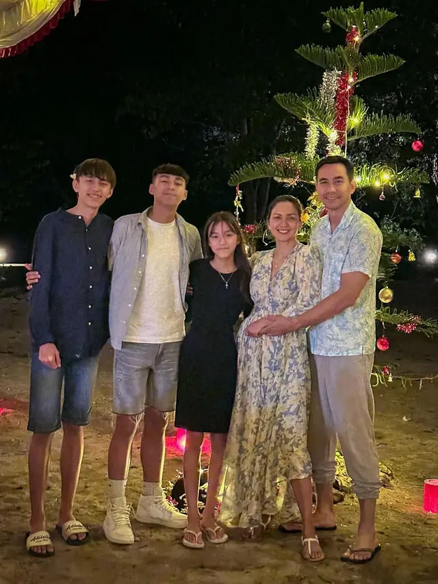 7 Potret Darius Sinathrya dan Donna Agnesia Rayakan Anniversary Pernikahan ke 16