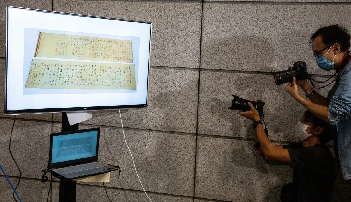 Polisi mengadakan konferensi pers terkait gulungan kaligrafi karya Mao Zedong, yang telah ditemukan, di Hong Kong, 7 Oktober 2020. Pada 10 September 2019, gulungan kaligrafi itu dirampok bersama dengan cap, koin dan karya kaligrafi lainnya yang bernilai total Rp9,5 triliun. (ISAAC LAWRENCE/AFP)