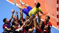 Para pemain Iran mengangkat bintang Brasil, Falcao, yang memutuskan pensiun dari ajang internasional. (AFP/Guillermo Legaria)
