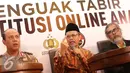 Ketua PP Muhammadiyah Yunahar Ilyas (tengah) menjadi pembicara diskusi 'Menguak Tabir Prostisusi Anak' di Jakarta, Kamis (15/9). Diskusi membahas praktik prostistusi online sesama jenis yang melibatkan anak di bawah umur (Liputan6.com/Immanuel Antonius)