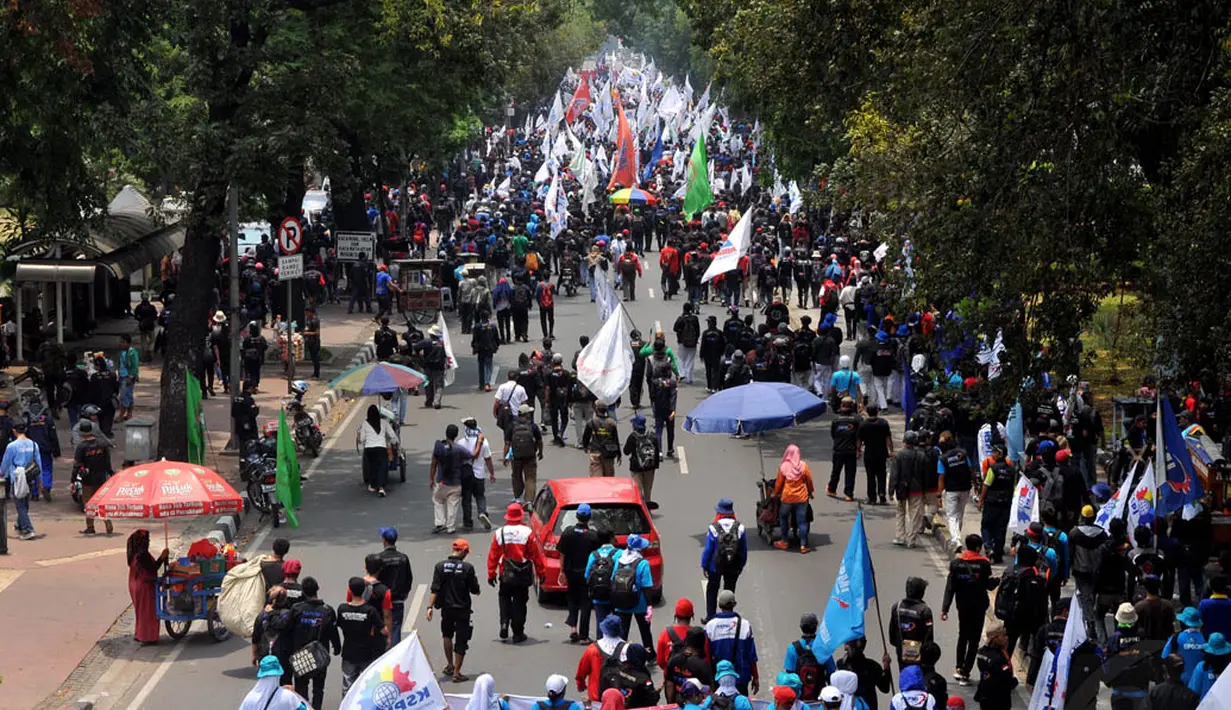 Dalam aksinya para buruh menuntut kenaikan upah minimum 30 persen pada 2015, Jakarta, (2/10/14). (Liputan6.com/Johan Tallo) 