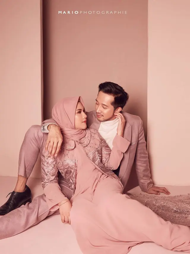 5 Gaya Pemotretan Evelyn Nada Anjani dan Rulyabii