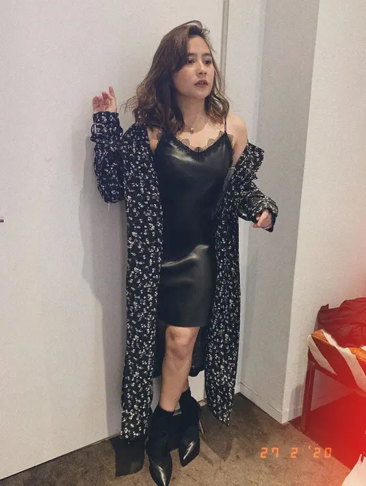 "Kalau aku biarin dia di sini aku nggak push dia untuk work hours, tapi kalau aku bilang i want you to take me out form this house jadi kan dia udah tau house seperti apa yang harus disiapkan gitu kan jadi termotivasi untuk work hours", ucap Prilly. (Instagram/prillylatuconsina96)