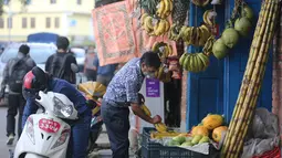 Seorang pria menata pisang di sebuah kios buah di Kathmandu, Nepal (22/7/2020). Pencabutan lockdown memungkinkan hampir semua kegiatan ekonomi untuk beroperasi seiring menurunnya jumlah kasus baru COVID-19 di negara itu dalam beberapa hari terakhir.  (Xinhua/Zhou Shengping)