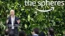 CEO Amazon Jeff Bezos berbicara pada pembukaan Amazon Spheres di Seattle, Washington, Amerika Serikat, 29 Januari 2018. Jeff Bezos dikabarkan akan fokus pada inisiatif Bezos Earth Fund hingga Blue Origin, tetapi ia akan tetap memantau perkembangan di Amazon. (JASON REDMOND/AFP)